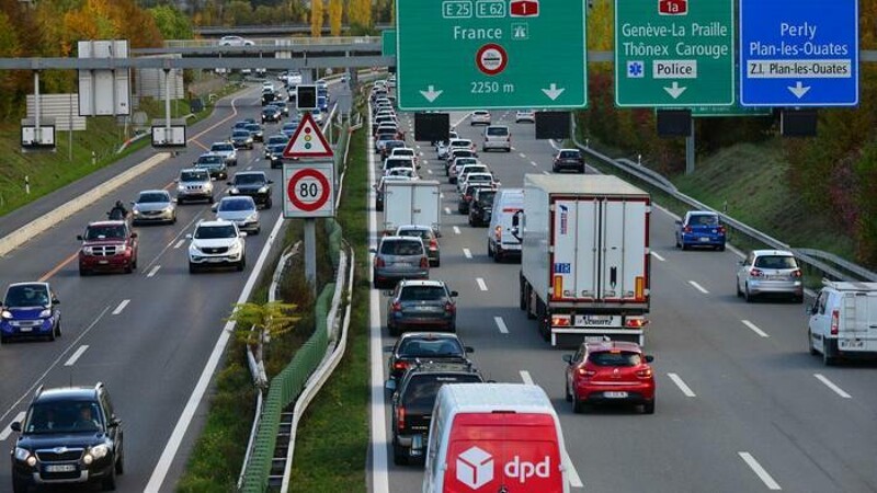 Le Conseil fédéral veut étendre à au moins six voies l’autoroute A1 sur les tronçons Berne-Zurich et Lausanne-Genève. (Uni Mail/salle M1160)