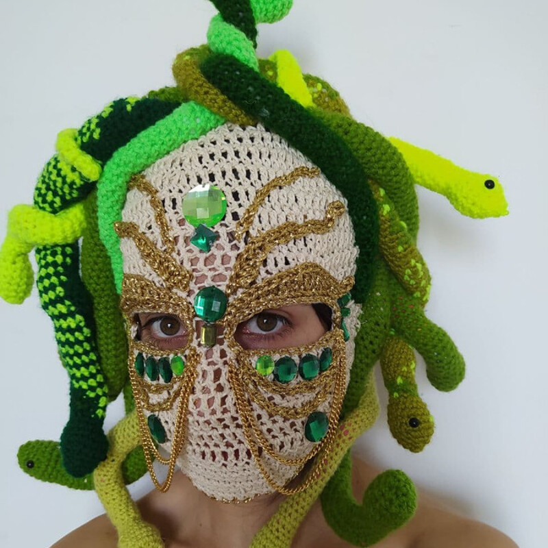 Viens participer à un atelier de broderie sur foulard avec l'artiste textile chilienne Señora Serpiente, qui adopte une perspective féministe et décoloniale.